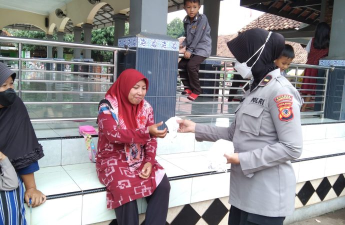 Personil Polsek Kedawung Ciko, bagikan Ratusan masker guna cegah penyebaran Covid19 pada PPKM Level 3