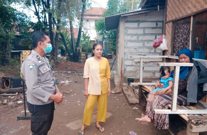 Sosialisasikan Vaksinasi warga , Bhabin Battembat Polsek Kedawung Polres Ciko melaui Inovasi Jamblang