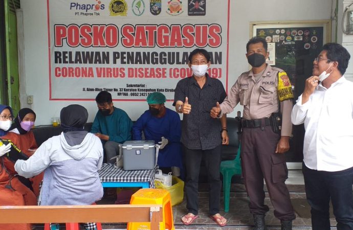 Berikan rasa aman Bhabin Kasepuhan Polsek Lemahwunkuk Polres Ciko Monitoring sejumlah warga suntik vaksin