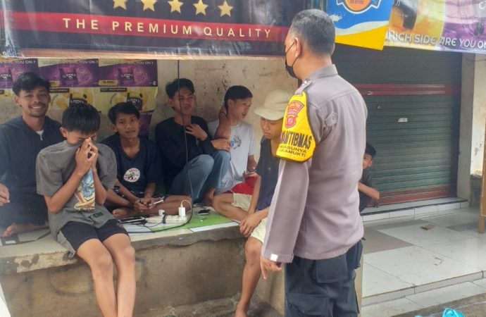 Berikan Binluh kepada warga, Bhabin Argasunya Polsek Selatan Timur Polres Ciko melalui Inovasi Jamblang