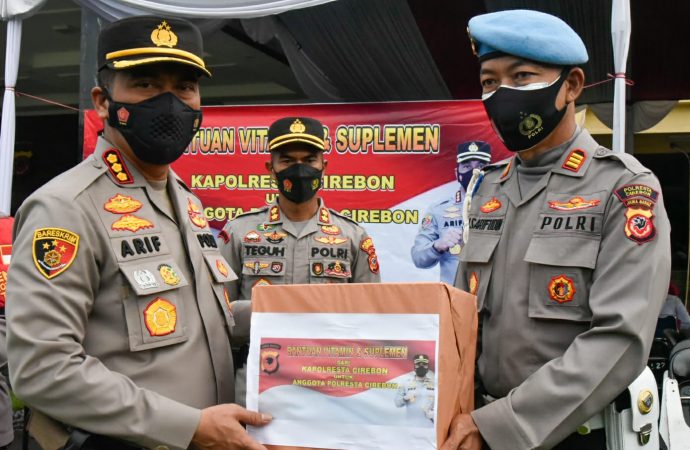 Pemberian Paket Vitamin dan Suplemen Dari Kapolresta Cirebon Untuk Anggota