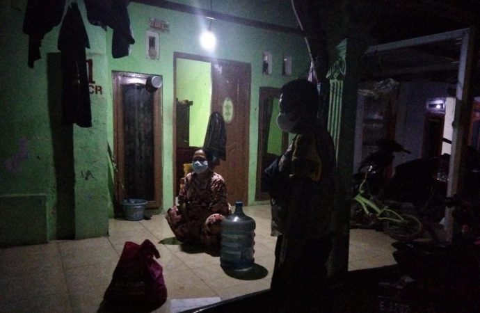 Baksos Sembako, Solusi Kapolres Cirebon Kota Bantu Warga yang Isoman di Kapetakan