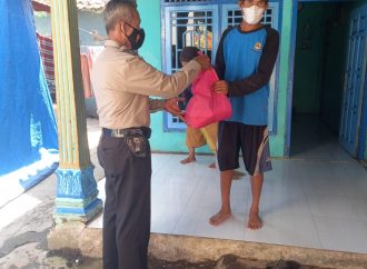 Bentuk Kepedulian , Bhabin Bungko Lor Polsek Kapetakan Polres Ciko Bagikan Sembako kepada Warga Isoman