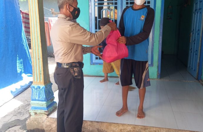 Bentuk Kepedulian , Bhabin Bungko Lor Polsek Kapetakan Polres Ciko Bagikan Sembako kepada Warga Isoman