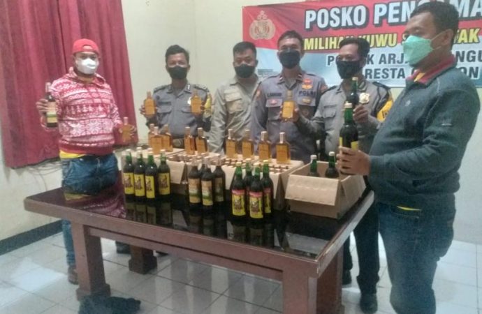 Respon Cepat Polsek Arjawinangun Polresta Cirebon Amankan Seratusan Botol Miras