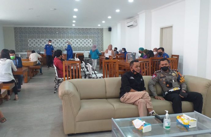 Bhabinkamtibmas Panjunan Polsek Lemahwungkuk Polres Ciko Monitoring Vaksinasi Dosis 2 dan 3