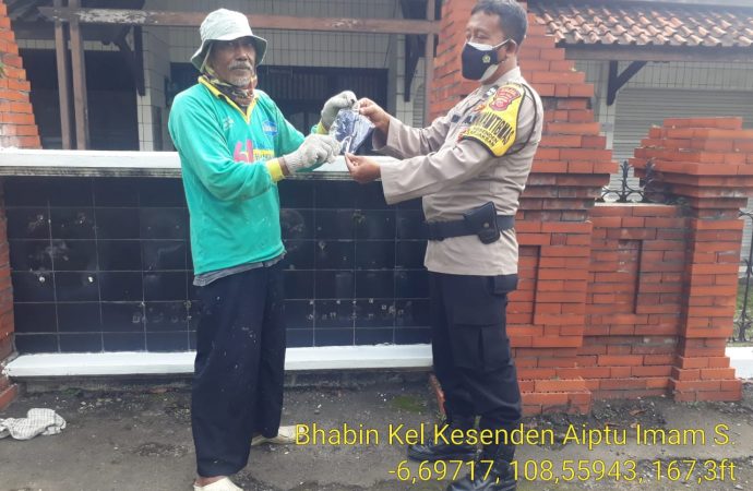 Peduli Kesehatan Warga Bhabin Kesenden Polsek Utbar Polres Ciko melalui Inovasi Jamblang Bagikan Masker