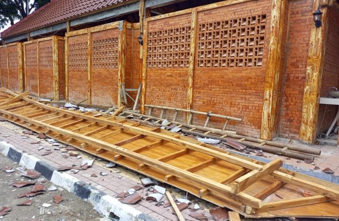 Konsol Galery  Alun-alun Sangkala Buana yang Baru Diresmikan Gubernur Ambruk, Diduga Pelaksanaan Pekerjaan Asal-asalan