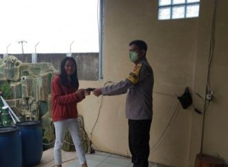 Peduli Kesehatan Bhabin Citemu Polsek Mundu Polres Ciko , Melalui Inovasi Jamblang Pendisiplinan Warga Bagikan Masker
