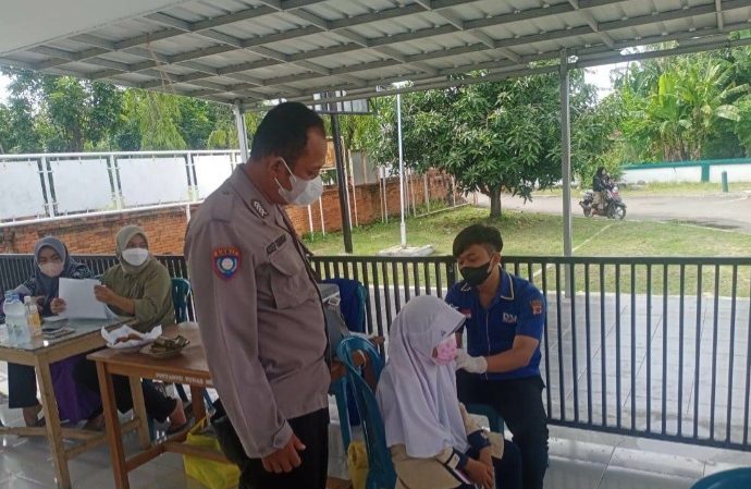 Bhabin Jadimulya Polsek Gunung Jati Polres Ciko Kawal warga Suntik Vaksin dosis1, 2 dan 3 (Booster )