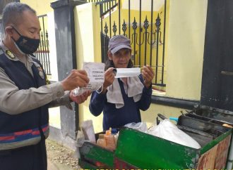 Bhabin Sukapura Polsek Utbar Polres Ciko bagikan Masker dalam PPKM Level 4