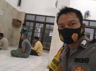 Tingkatkan Imtaq dan Kebersamaan, Bhabin Banjarwangunan Polsek Mundu Sholat Berjamaah bersama Warga Himbau Prokes