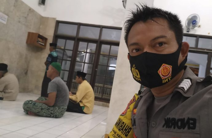 Tingkatkan Imtaq dan Kebersamaan, Bhabin Banjarwangunan Polsek Mundu Sholat Berjamaah bersama Warga Himbau Prokes
