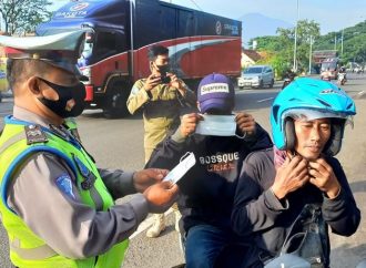 Gelar Ops Keselamatan Lodaya 2022 Unit Lalu Lintas Polres Ciko Bagikan Masker secara Gratis