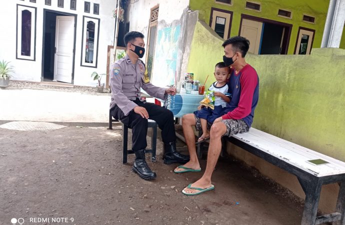 Ciptakan Kondusifitas , Bhabin Mundu Mesigit Polsek Mundu Polres Ciko Sambangi Warga melalui Inovasi Jamblang di Masa PPKM Level 4