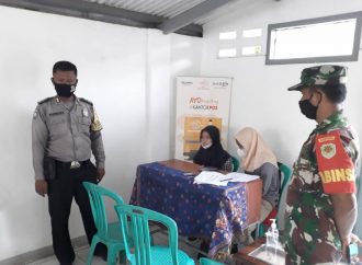 Kawal BPNT , Bhabinkamtibmas Mayung Polsek Gunungjati Polres Ciko himbau Prokes di PPKM level 4