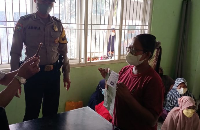 Bhabinkamtibmas Palir Polsek Kedawung Polres Ciko Kawal BPNT ,Monitoring Prokes di PPKM level 4