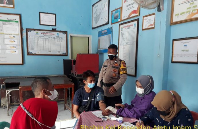Sukseskan Vaksinasi Bhabin Kesenden Polsek Utbar Polres Ciko himbau Prokes saat Monitoring Suntik Vaksin dosis 1, 2 dan 3 ( booster )