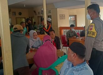 Bhabin Pegagan kidul Polsek Kapetakan Polres Ciko , Kawal BPNT ,serta Himbau Prokes