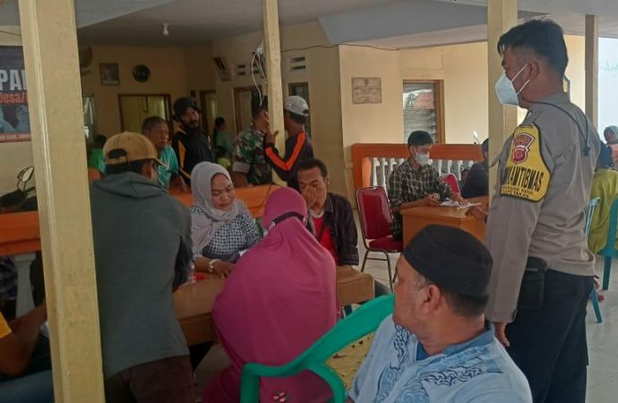 Bhabin Pegagan kidul Polsek Kapetakan Polres Ciko , Kawal BPNT ,serta Himbau Prokes