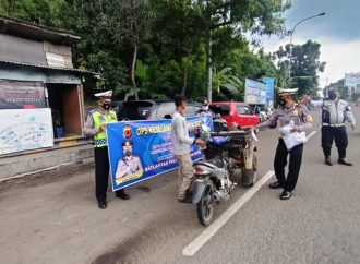 Dalam Rangka Ops Keselamatan Polres Cirebon Kota Membagikan Masker ke Pengguna