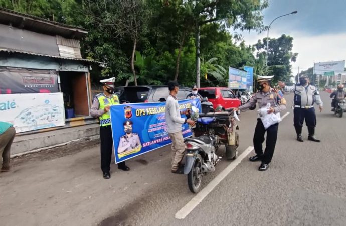 Dalam Rangka Ops Keselamatan Polres Cirebon Kota Membagikan Masker ke Pengguna