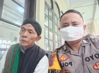 Ajak Harkamtibmas , Bhabinkamtibmas Kertawinangun Polsek Kedawung Polres Ciko Inovasi Jamblang sambangi Tomas