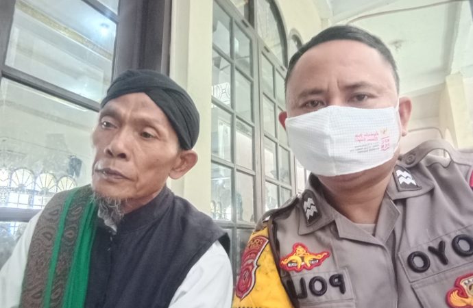 Ajak Harkamtibmas , Bhabinkamtibmas Kertawinangun Polsek Kedawung Polres Ciko Inovasi Jamblang sambangi Tomas