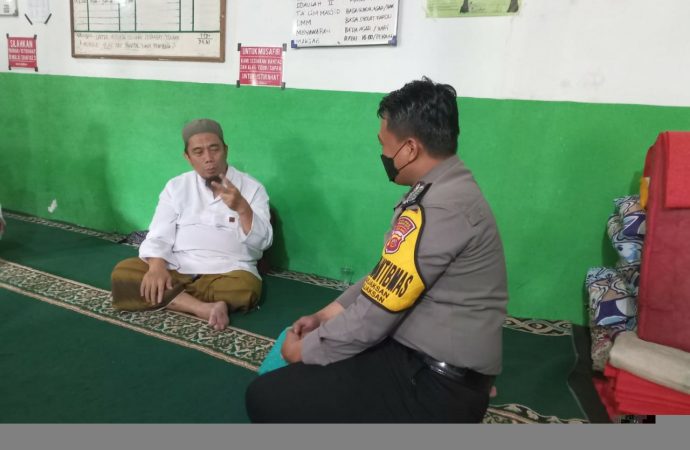 Jalin Kemitraan Bhabin Kejaksan Polsek Utbar Polres Ciko Sambangi Warga Melalui Inovasi Jamblang di Masa PPKM Level 4