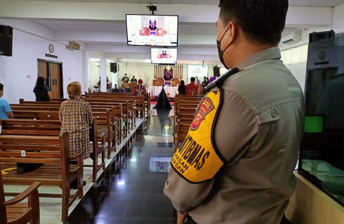 Monitoring Kamtibmas serta Prokes , Bhabinkamtibmas Kejaksan Polsek Utbar Polres Ciko Sambangi Tempat Ibadah