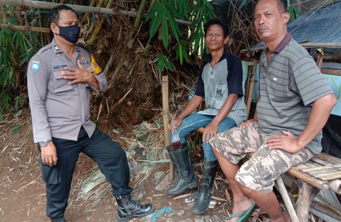 Sambang Kamtibmas Warga, Bhabin Kalibaru Polsek Kedawung Polres Ciko melalui Inovasi Jamblang Himbau Prokes