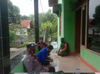 Ciptakan Kondusifitas , Bhabin Klayan Polsek Gunungjati Polres Ciko Sambangi Warga melalui Inovasi Jamblang di masa PPKM Level 4