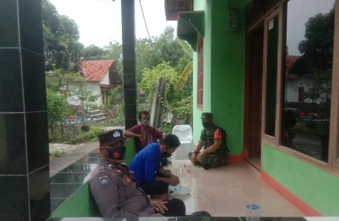 Ciptakan Kondusifitas , Bhabin Klayan Polsek Gunungjati Polres Ciko Sambangi Warga melalui Inovasi Jamblang di masa PPKM Level 4