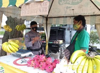 Himbau Prokes , Bhabin Pekiringan Polsek Kesambi Polres Ciko melalui Binmas ” Pesan Saha ” di masa PPKM Level 4