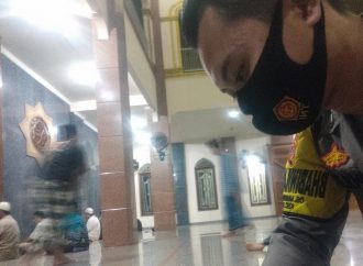 Tingkatkan Imtaq dan Kebersamaan, Bhabin Mundu Pesisir Polsek Mundu sholat Berjamaah bersama Warga Himbau Prokes