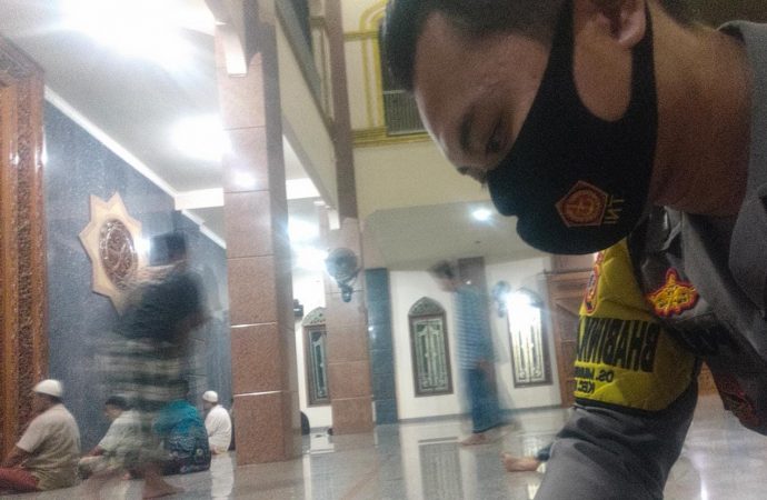 Tingkatkan Imtaq dan Kebersamaan, Bhabin Mundu Pesisir Polsek Mundu sholat Berjamaah bersama Warga Himbau Prokes