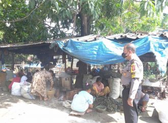 Bhabin KTM Desa Jatimerta Polsek Gunungjati Ciko, Apresiasi Pedagang yang selalu Pakai Masker
