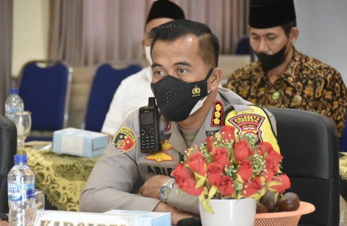 Kapolresta Cirebon Hadiri Zoom Meeting Vaksinasi Serentak Bersama Kapolri