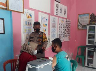 Dukung Capai Target Vaksinansi, Bhabin Kesenden Polsek Utbar Polres Ciko Monitoring Suntik vaksin dosis 1, 2 dan 3 ( booster )