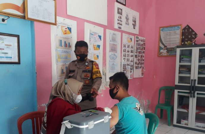 Dukung Capai Target Vaksinansi, Bhabin Kesenden Polsek Utbar Polres Ciko Monitoring Suntik vaksin dosis 1, 2 dan 3 ( booster )