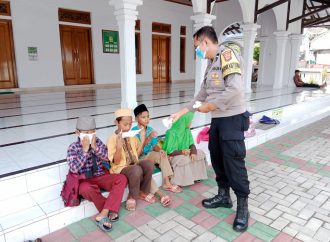 Peduli Kesehatan Warga Bhabin Battembat Polsek Kedawung Polres Ciko Bagikan Masker