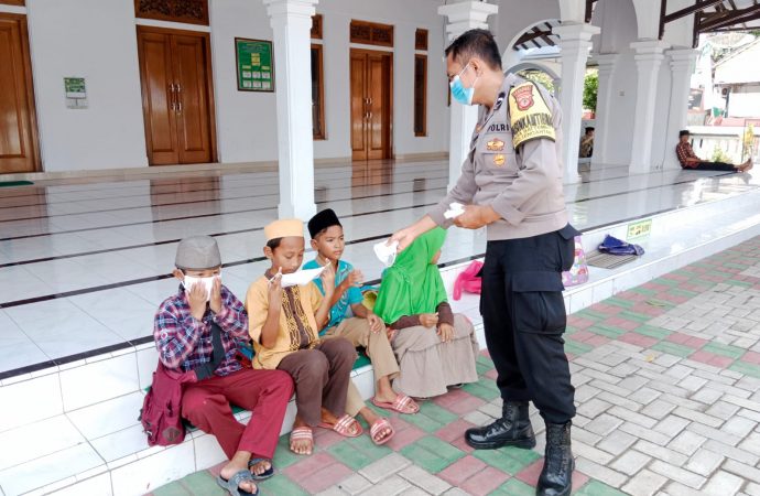 Peduli Kesehatan Warga Bhabin Battembat Polsek Kedawung Polres Ciko Bagikan Masker