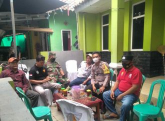 Monitoring Kamtibmas serta Prokes , Bhabinkamtibmas Buyut Polsek Gunungjati Polres Ciko Inovasi Jamblang