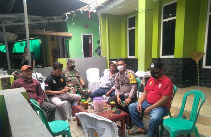 Monitoring Kamtibmas serta Prokes , Bhabinkamtibmas Buyut Polsek Gunungjati Polres Ciko Inovasi Jamblang