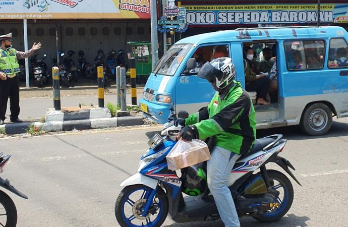 Ditengah Terik Matahari, Personil Sat lantas Polsek Seltim Ciko, Semangat Laksanakan Gatur