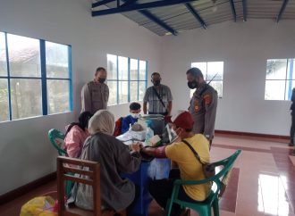 Dukung Program Vaksinasi Bhabinkamtibmas Pegambiran Polsek Lemahwungkuk Polres Ciko Monitoring Suntik Vaksin dosis 3 (Booster)
