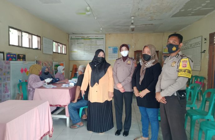 Sukseskan Percepatan Vaksinasi Bhabin Pegambiran Polsek Lemahwungkuk Polres Ciko Monitoring Suntik Vaksin Dosis 3 booster