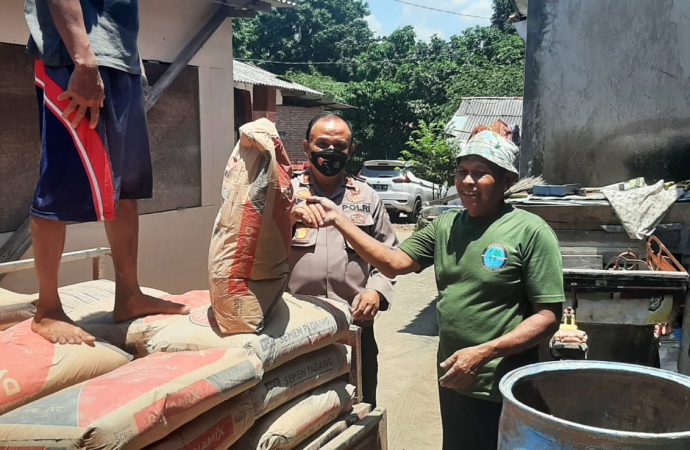 Serahkan langsung Semen, Cara Kapolsek Kedawung Polres Ciko Jabar, Bantu Warganya