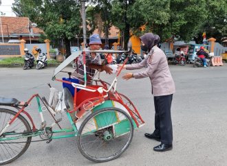 Polresta Cirebon Bagikan Paket Makanan kepada Masyarakat Terdampak Pandemi Covid-19