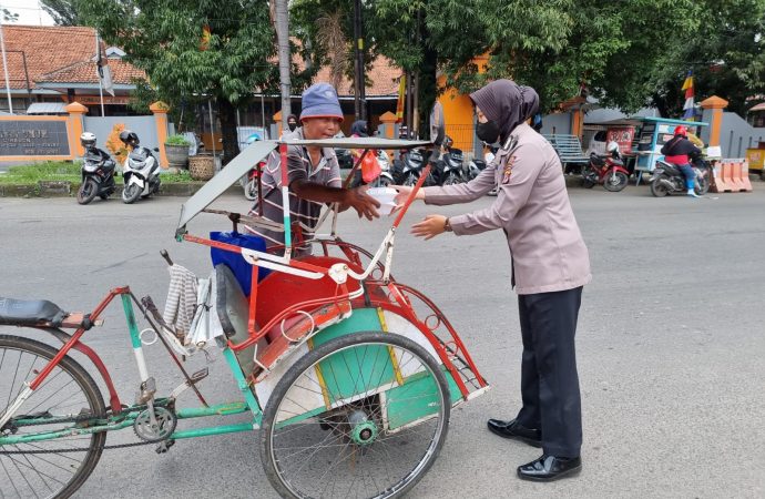 Polresta Cirebon Bagikan Paket Makanan kepada Masyarakat Terdampak Pandemi Covid-19
